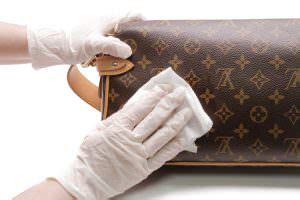 come pulire manici louis vuitton|Come pulire i manici di una borsa Louis .